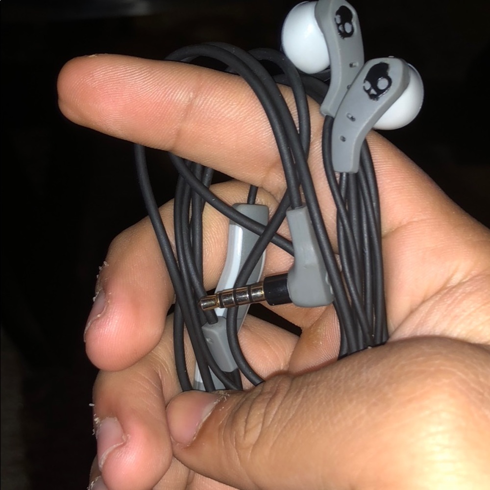 Skull candy head phone !! Need gone
